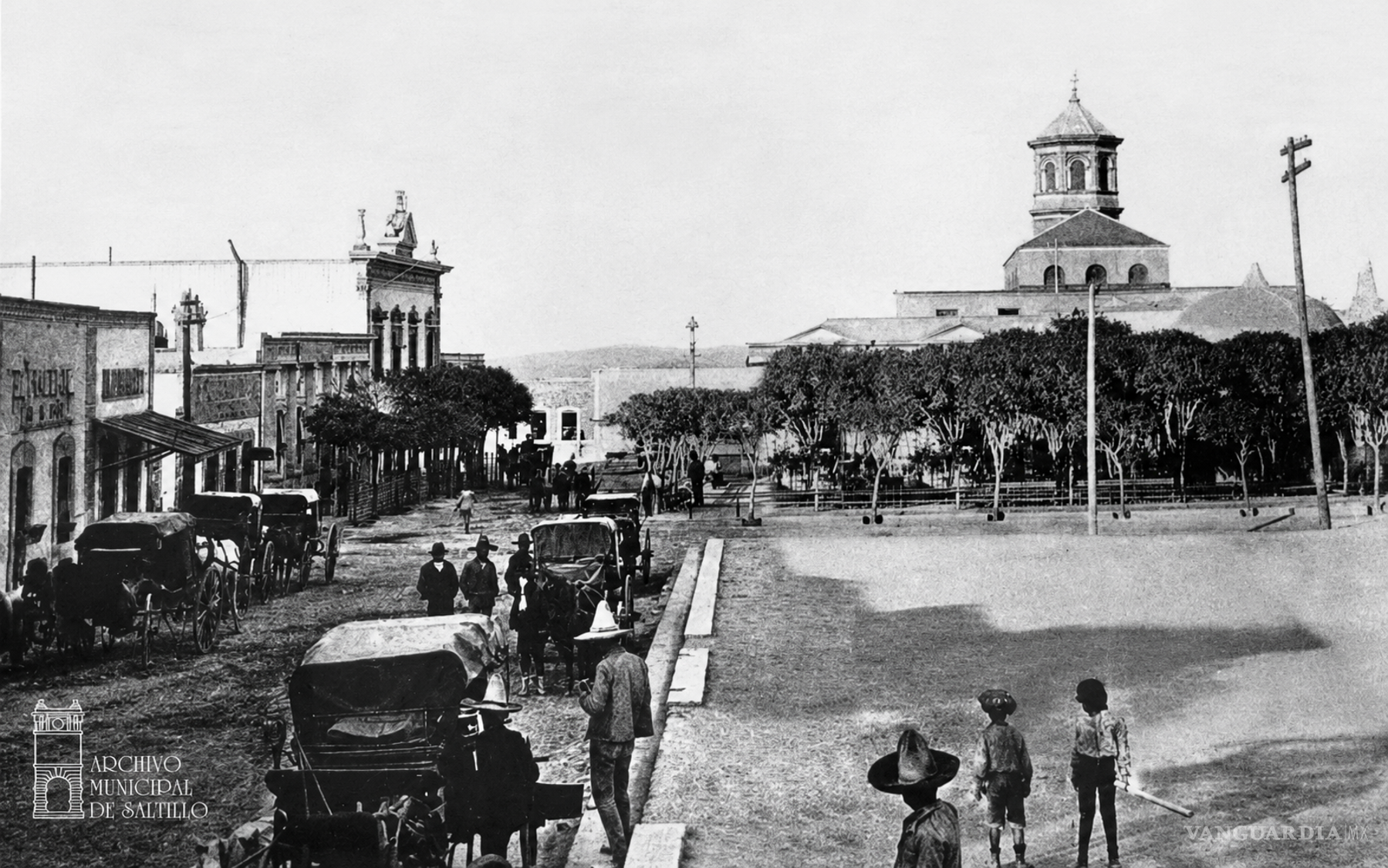 $!Calle de Allende, en Saltillo, hacia 1890; al fondo se distingue la cúpula del antiguo Mercado Juárez. Carros, peatones y actividades comerciales recuerdan que las calles no fueron solamente vías de circulación, sino espacios de trabajo y subsistencia. Allí, trabajadores populares y autoridades disputaron quién podía vender, permanecer y ganarse la vida dentro de la ciudad.