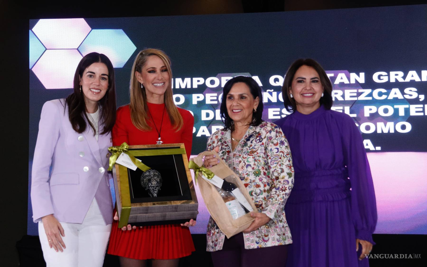 $!Durante su charla en Villa Ferré, Sainz reflexionó sobre el empoderamiento femenino y la importancia de erradicar la violencia contra la mujer.