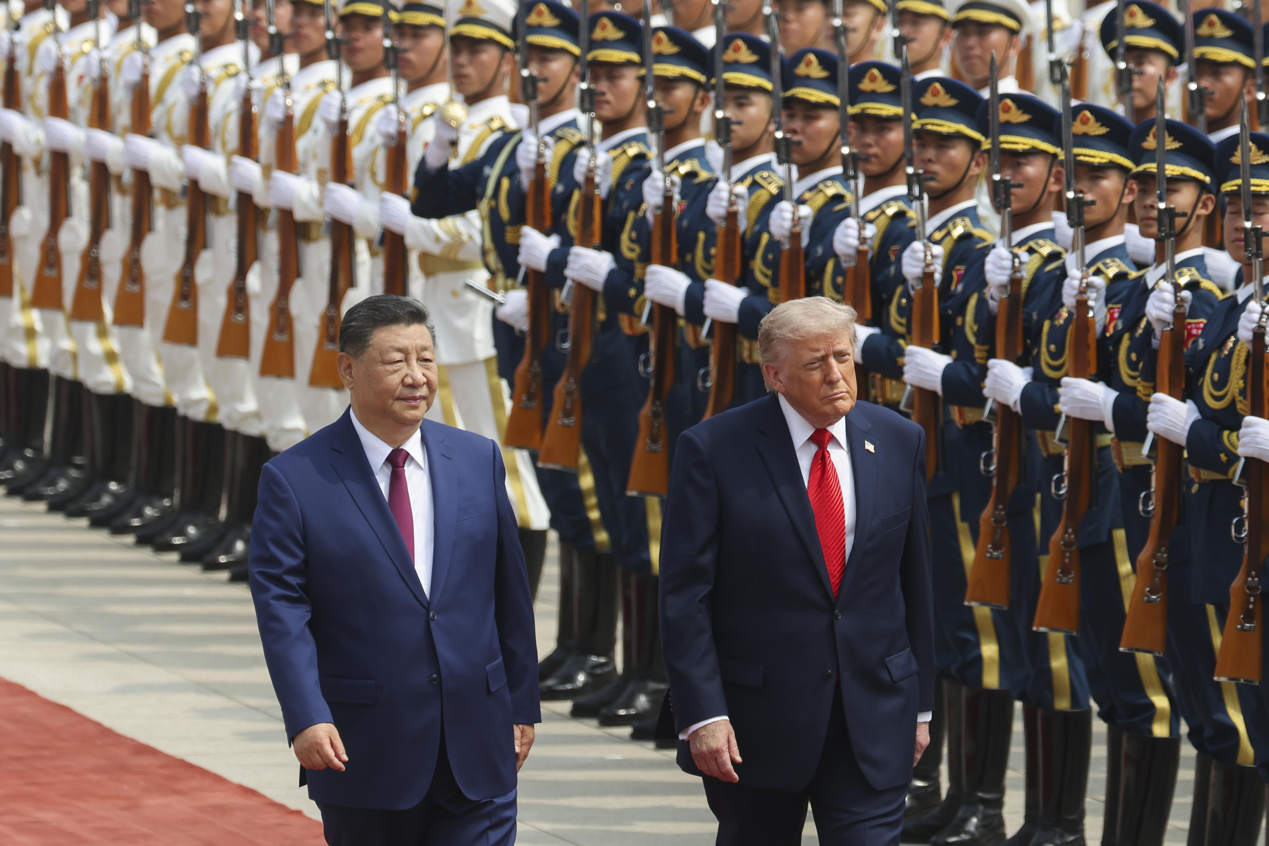 El presidente chino Xi Jinping inspecciona una guardia de honor junto al mandatario de EU  Donald Trump en la ceremonia de bienvenida en Pekín, China.