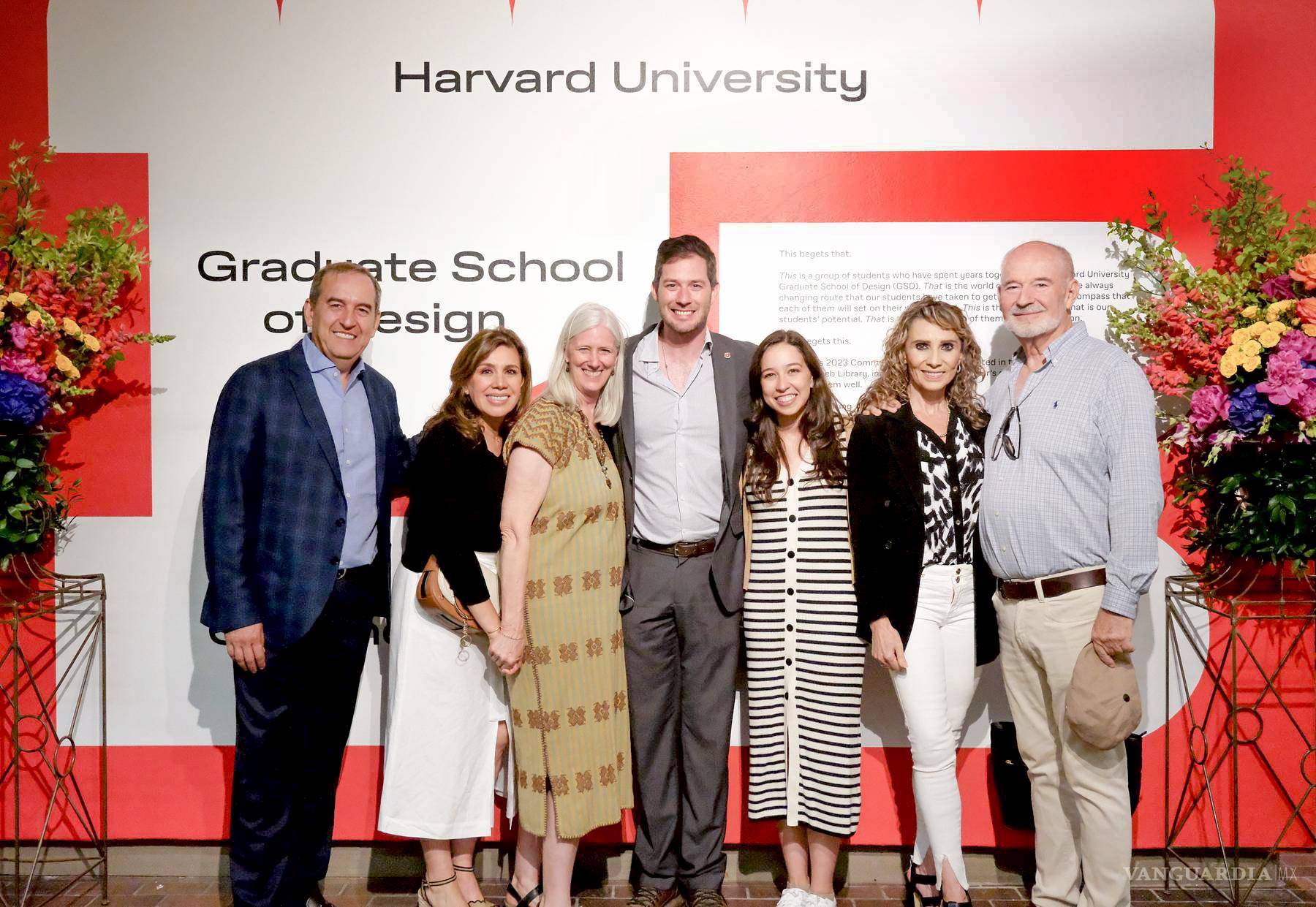 $!La familia acompañando a Esteban en su graduación.