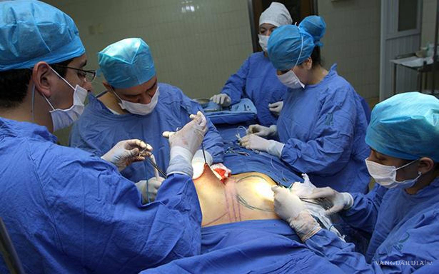 $!La reconstrucción mamaria inmediata post mastectomía se realiza en mujeres a las que se detectó el cáncer de mama de manera temprana.