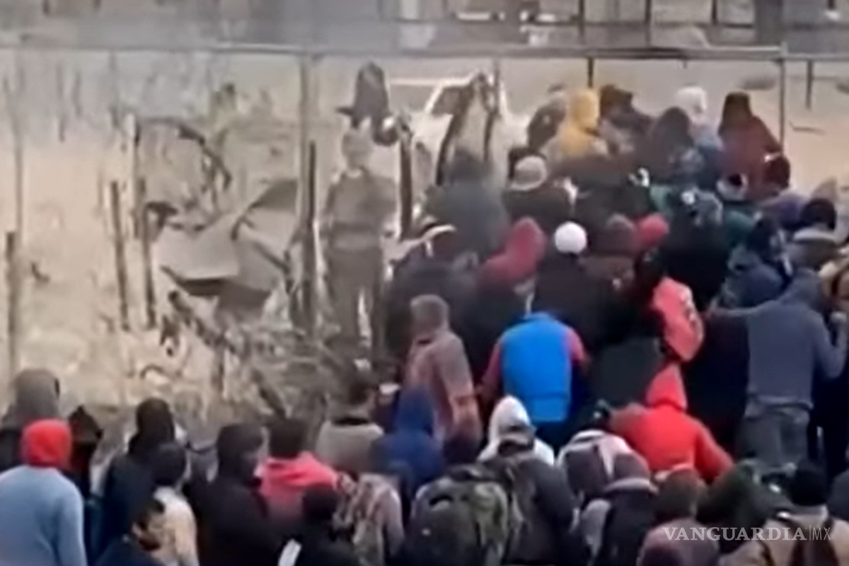 VIDEO | Grupo de migrantes enfrentó a la Guardia Nacional de Texas al querer cruzar una valla
