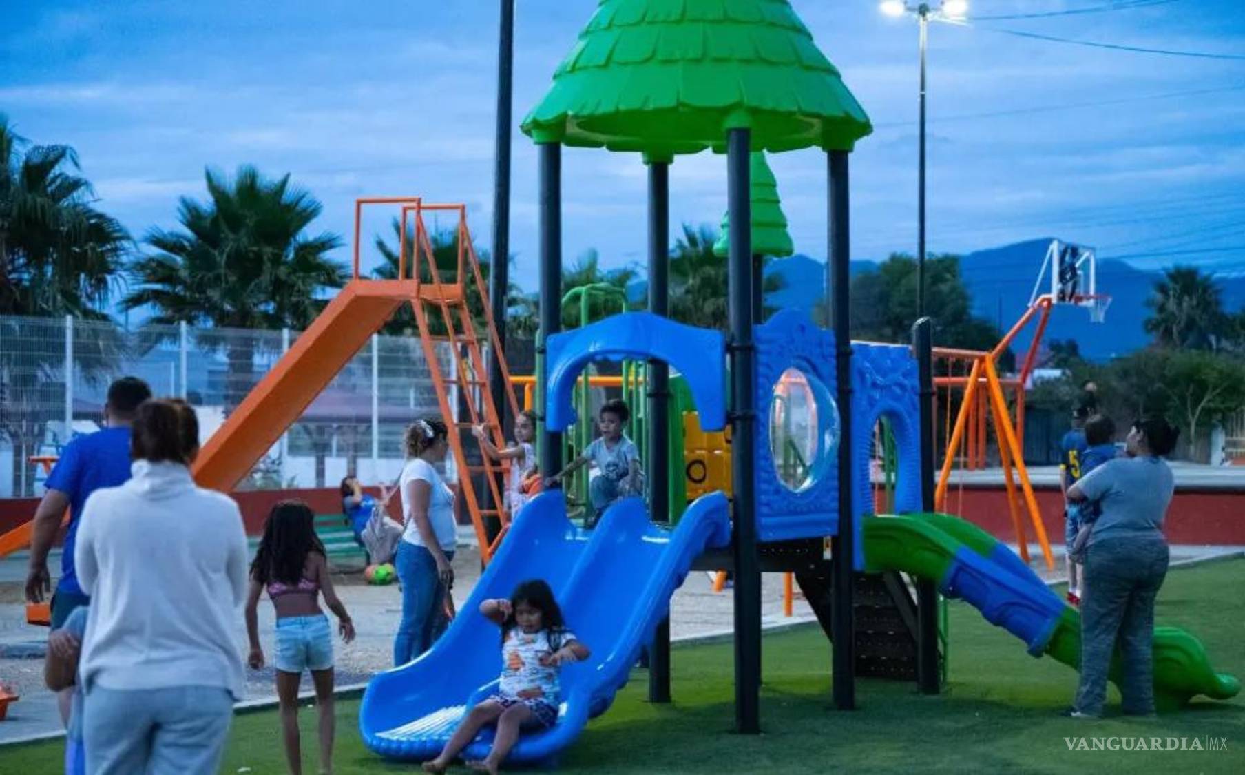 $!Niños se divirtieron en los juegos infantiles de la plaza, ahora con mejor mantenimiento y seguridad.