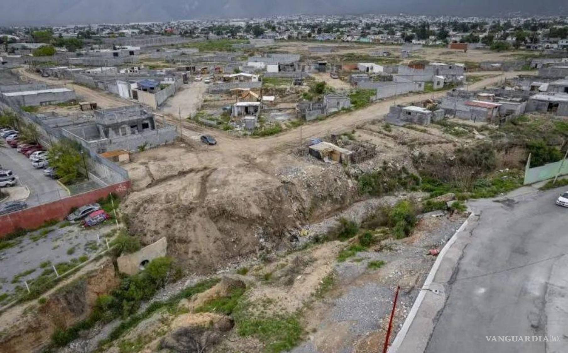 $!Autoridades municipales y vecinos analizan alternativas para contener el cauce del arroyo.