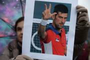 Fotografía de Novak Djokovic tomada durante las protestas en Serbia a favor del tenista y su decisión de no vacunarse para el Abierto de Australia. FOTO: EFE/EPA/ANDREJ CUKIC.