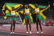 Elaine Thompson-Herah, centro, de Jamaica, celebra tras ganar la final femenina de 100 metros con Shelly-Ann Fraser-Pryce, de Jamaica, segundo lugar, y Shericka Jackson, de Jamaica, tercero.