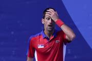 Novak Djokovic, de Serbia, reacciona durante el partido por la medalla de bronce de la competencia de tenis contra Pablo Carreño Busta, de España.
