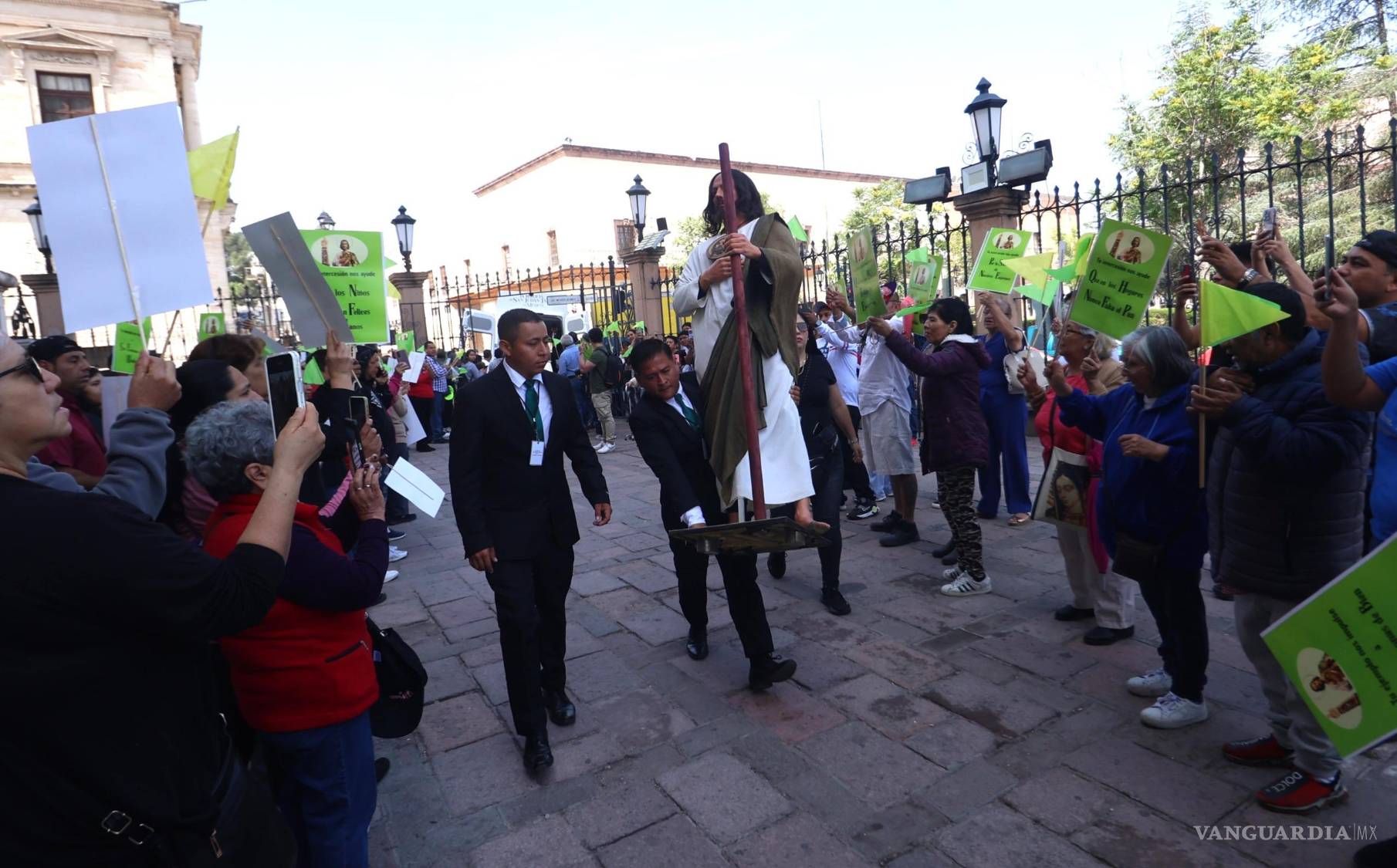 $!La reliquia de primer grado de San Judas Tadeo llegó a la Catedral de Saltillo, donde fue recibida con fervor y devoción por los asistentes.