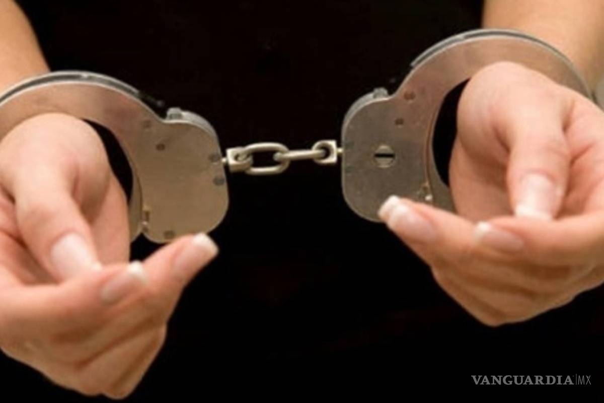 Detienen a mexicana con cocaína líquida en los senos en Colombia