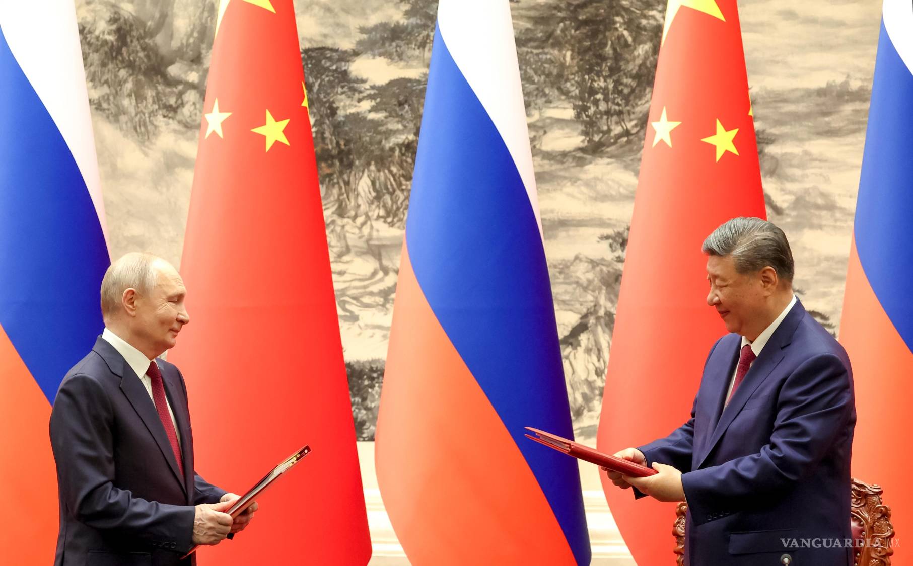 $!El presidente ruso Vladimir Putin y el presidente chino Xi Jinping asisten a una ceremonia de firma en el Gran Salón del Pueblo en Pekín, China.