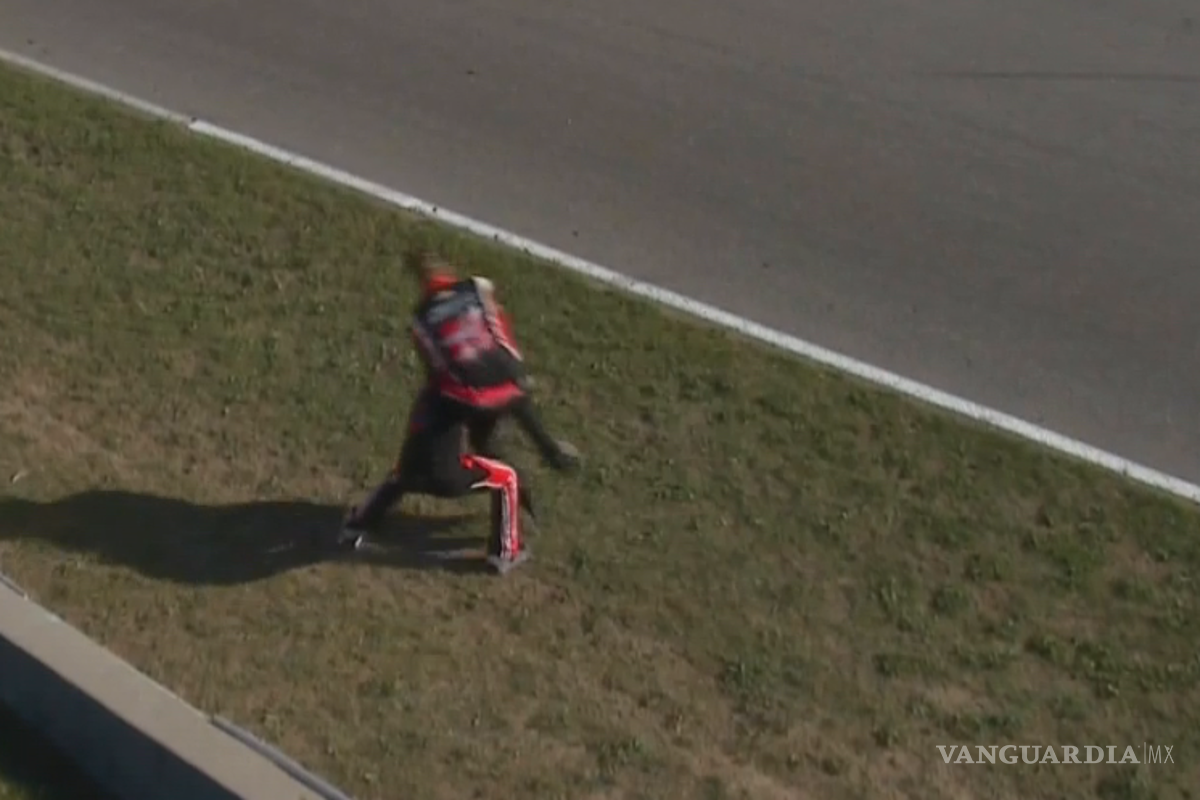 Dos pilotos se golpean luego de finalizar la carrera en la Serie Nascar (video)