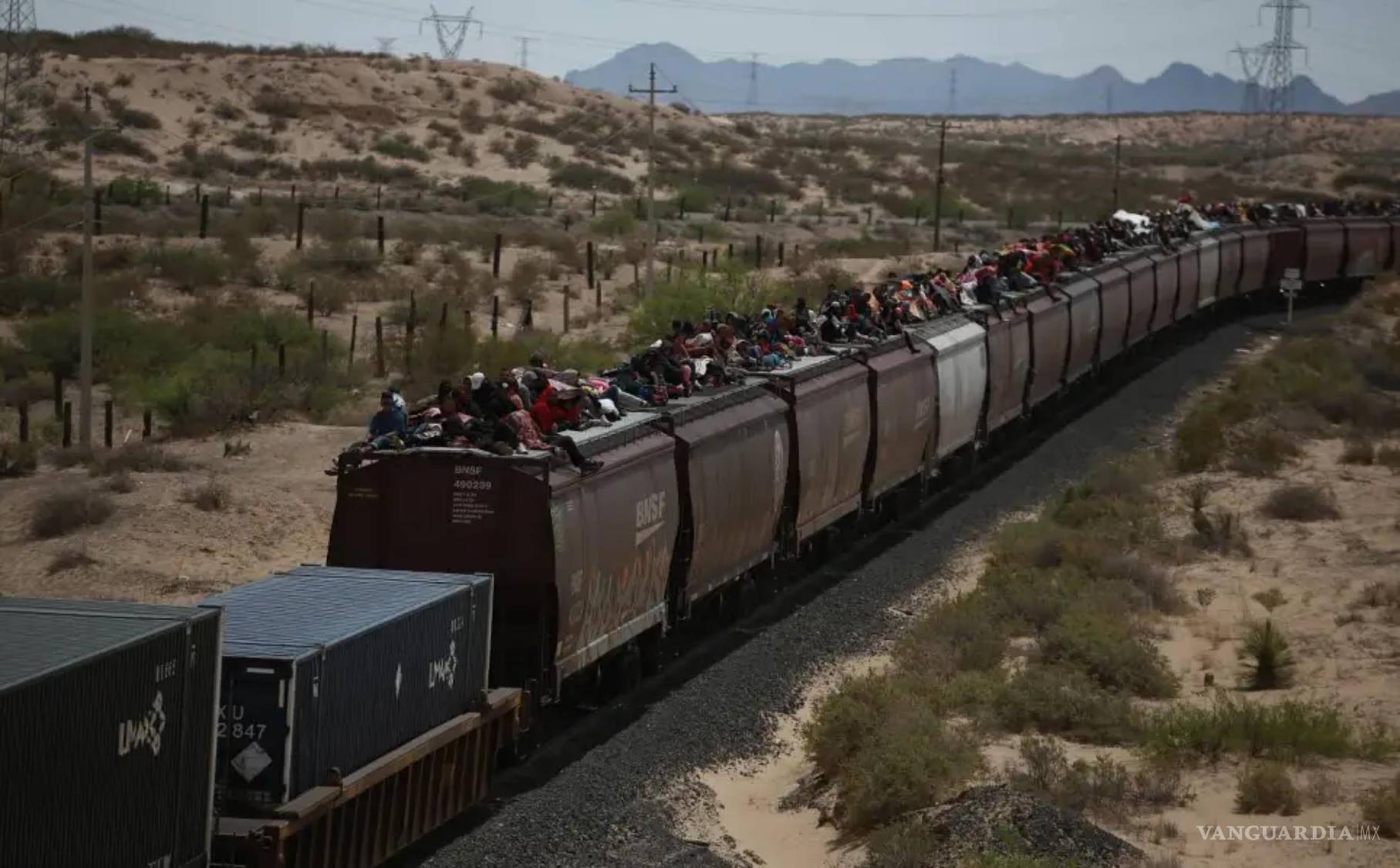 $!Migrantes viajan en el techo de un tren conocido como ‘La Bestia’, el 25 de abril de 2024 en Ciudad Juárez, Chihuahua (México).