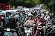 Motociclistas están atrapados en el tráfico de la hora pico de la mañana en Yakarta, Indonesia. AP/Dita Alangkara