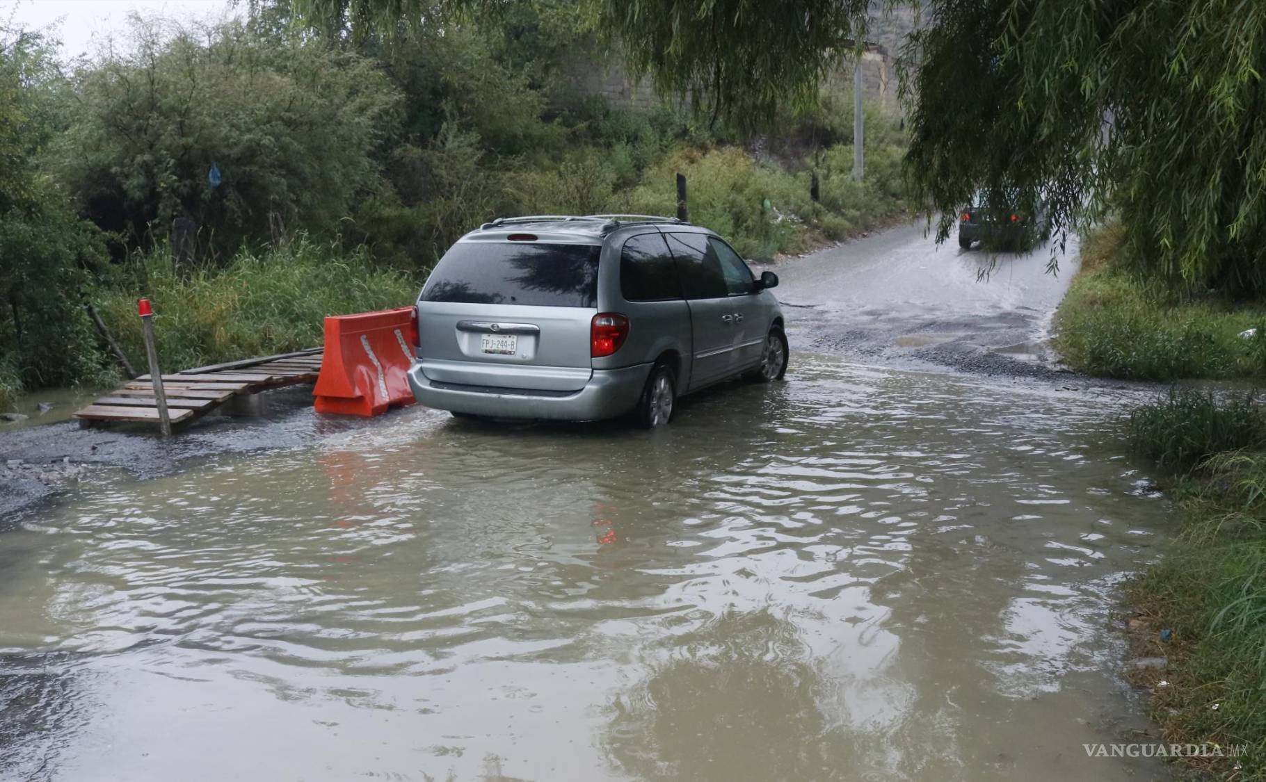 $!Vecinos aseguran que el fétido aroma que despiden las aguas del arroyo proviene de los desperdicios del Rastro Municipal que se vierten al caudal.