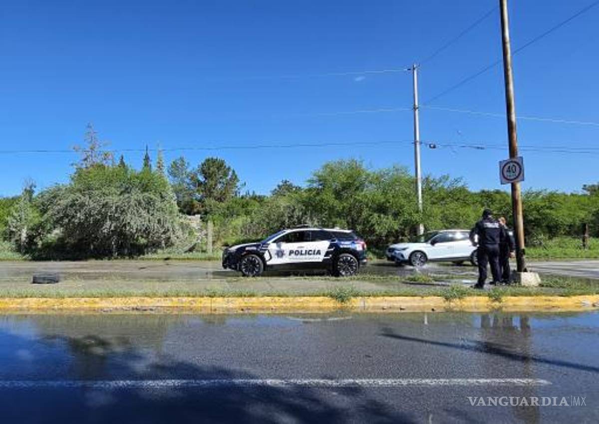 $!Policía Preventiva Municipal señaliza y resguarda la zona afectada para evitar accidentes.