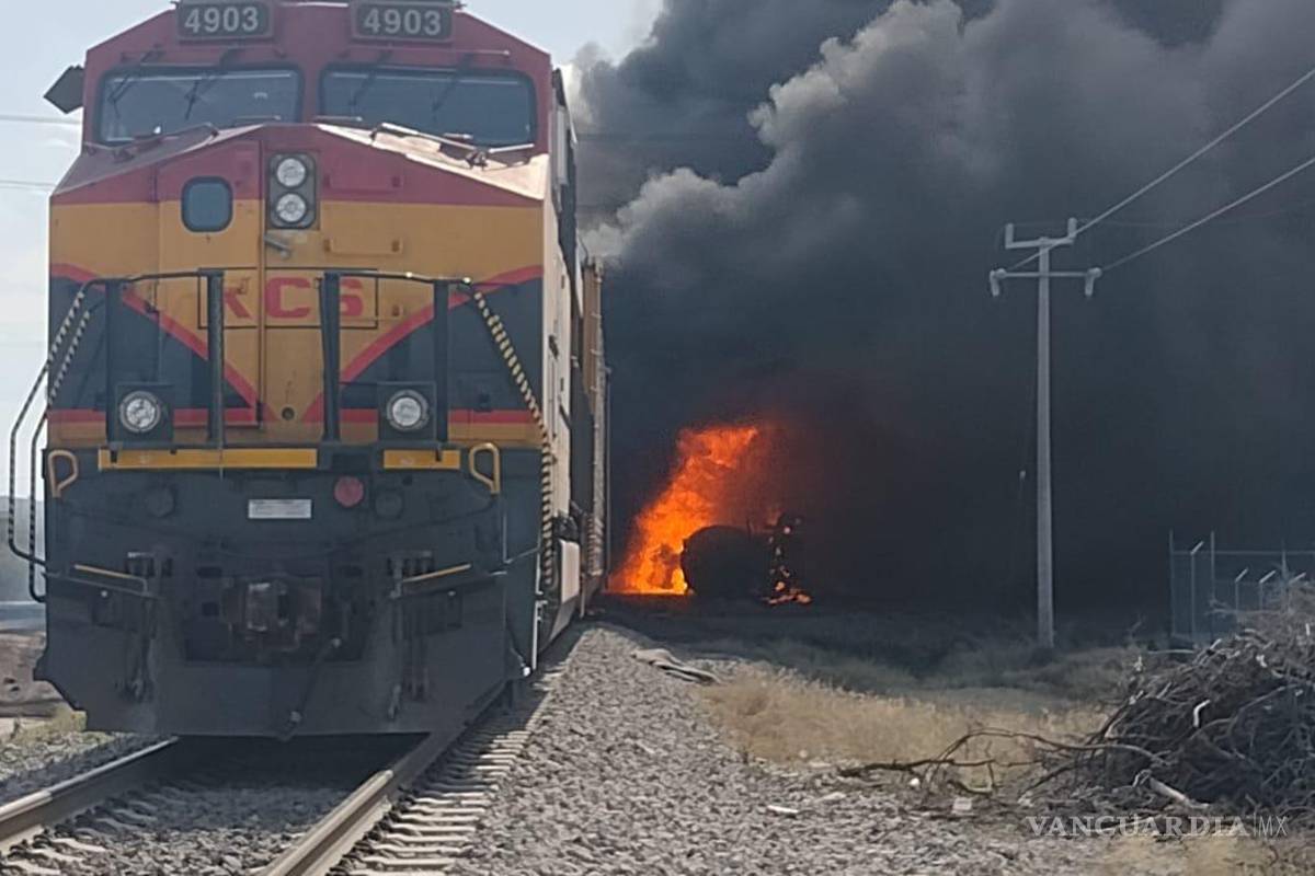 Choque de tren a pipa cargada de diésel causa fuerte incendio en Nuevo León; no hay heridos
