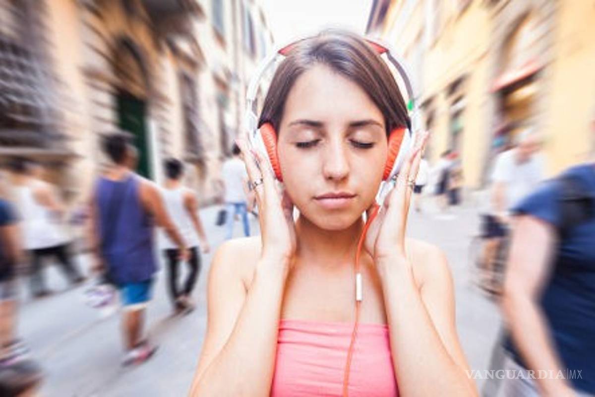 ¿Usas mucho tus audífonos? Podrías quedarte sordo
