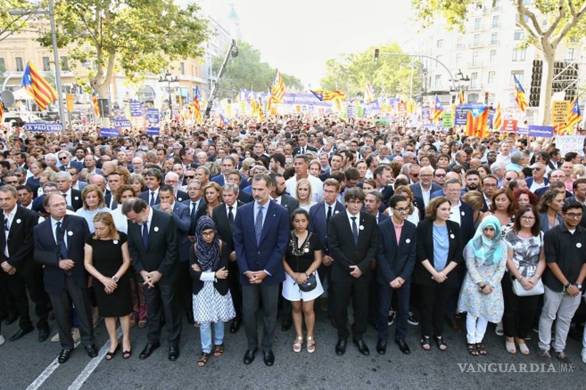 Miles de personas se manifiestan en Barcelona contra el terrorismo