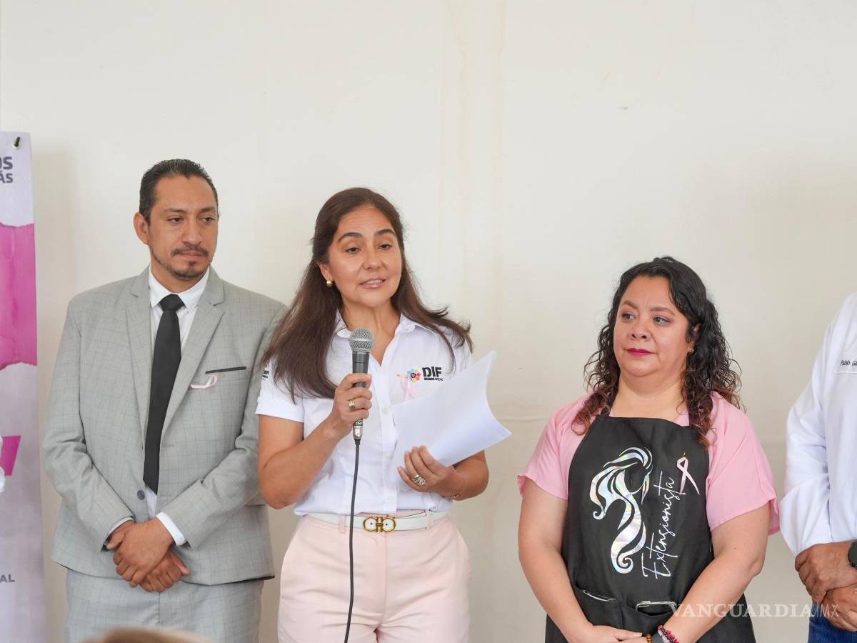 $!Teresita Escalante, presidenta honoraria del DIF Ramos Arizpe, encabezó la presentación del programa APACC, acompañada de pacientes beneficiarias.