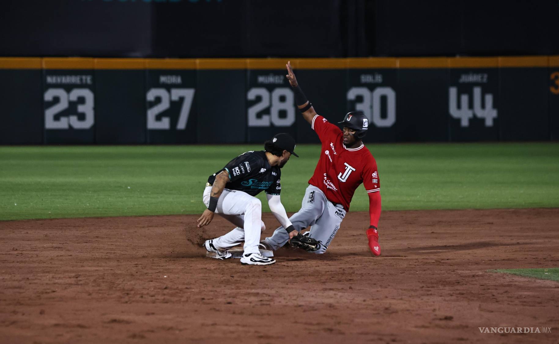 $!La Nave Verde reaccionó en la novena entrada, pero el despertar ofensivo llegó tarde en la derrota de 10-4 ante los Toros de Tijuana en Saltillo.