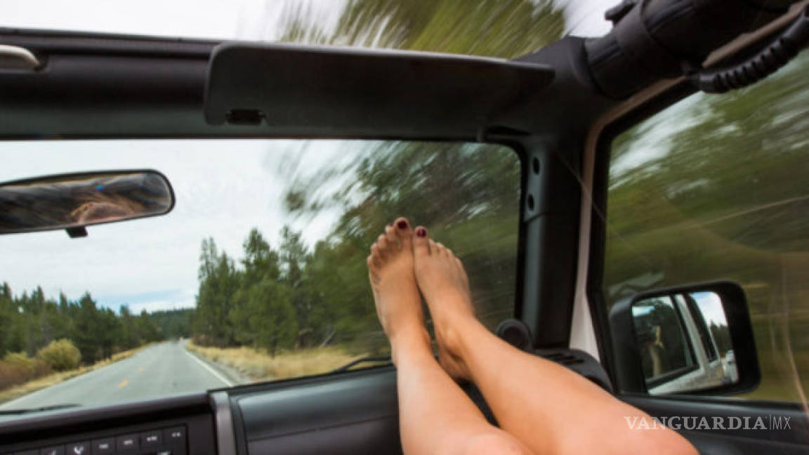 ¿Por qué es peligroso poner los pies en el tablero del auto?