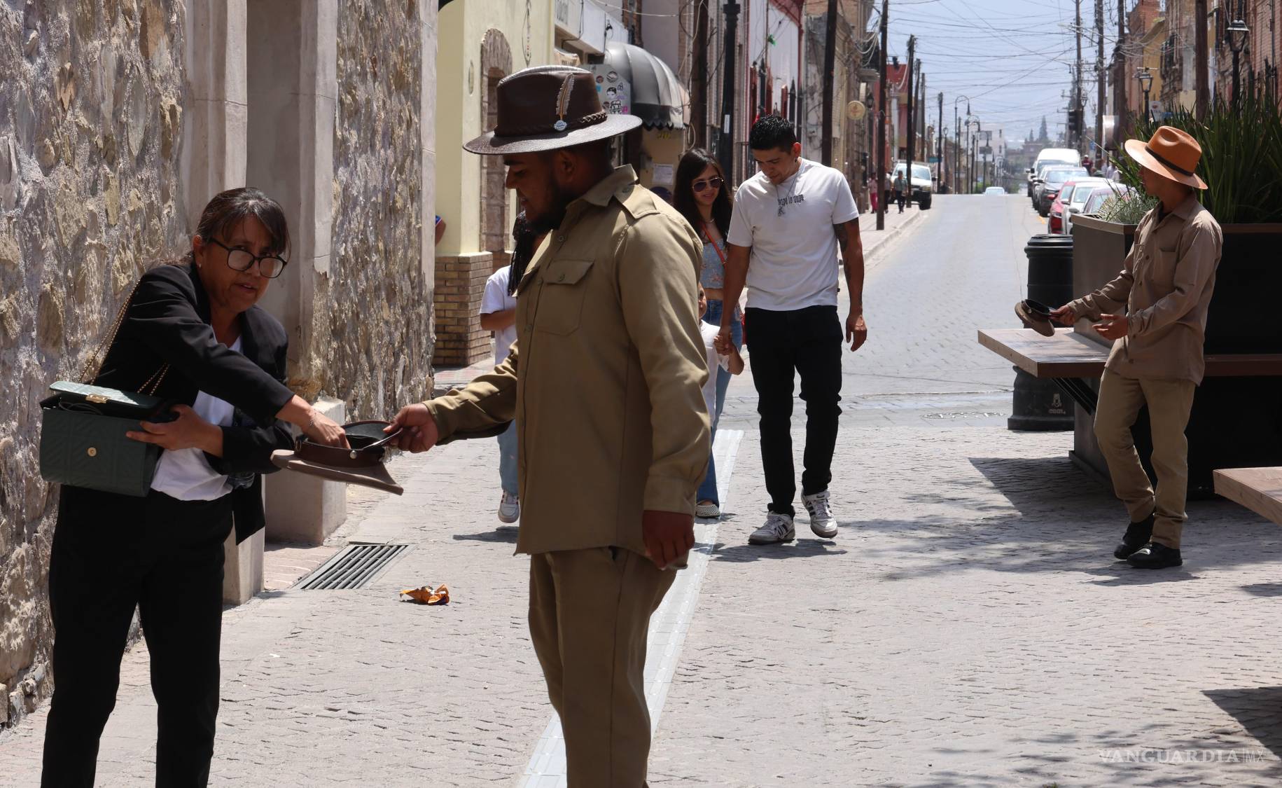 $!Agustín, acompañado de sus amigos, comparte con los transeúntes una melodía entrañable.