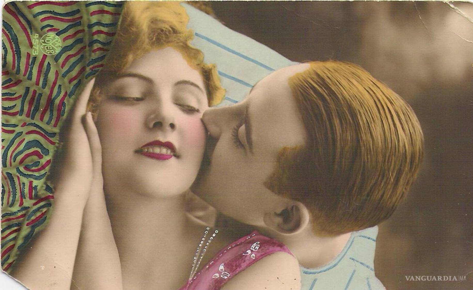 $!Marcelina escribe a “Felipito mío”, le manda “mil besitos” por su cumpleaños y se despide con un “Tuya siempre”. Al frente, un hombre besa el rostro de una mujer en una escena romántica coloreada.