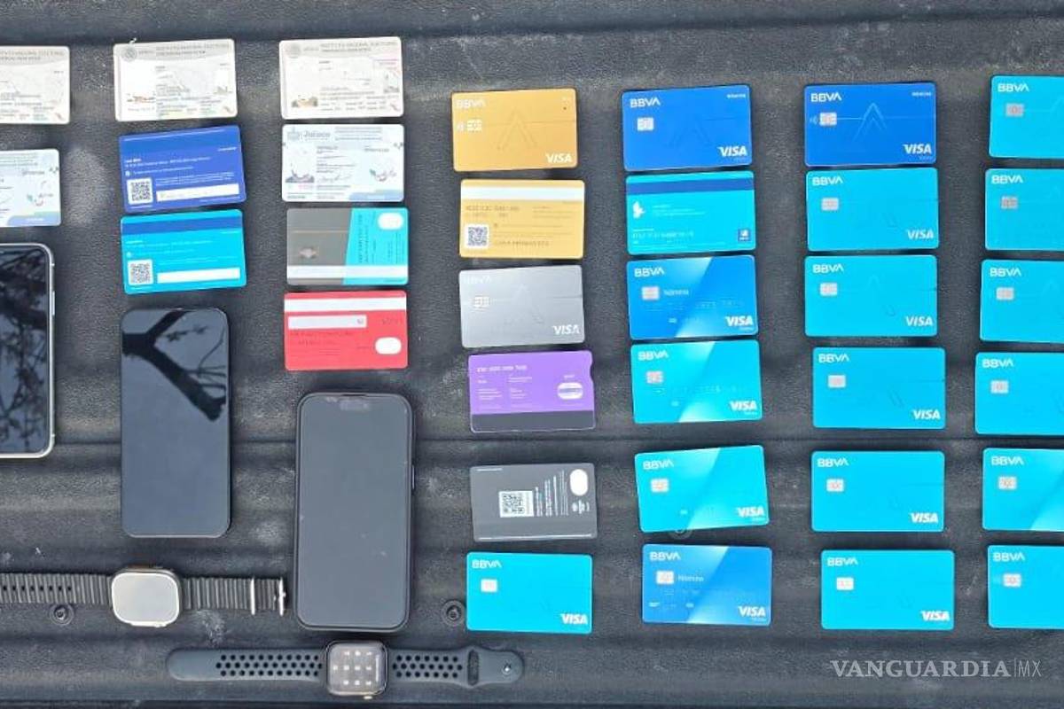 $!Elementos revisan a los cuatro detenidos, quienes portaban más de 30 tarjetas bancarias.