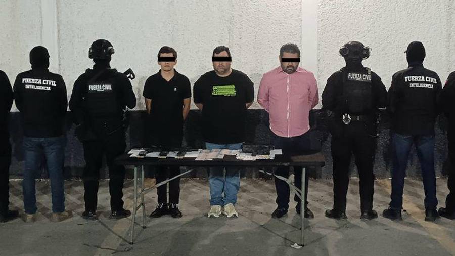Elementos del Grupo de Coordinación Metropolitana aseguraron a tres personas y una camioneta durante un operativo al sur de Monterrey, donde fue detenido Mario Alberto “N”, presunto sobrino del exlíder del Cártel del Golfo.