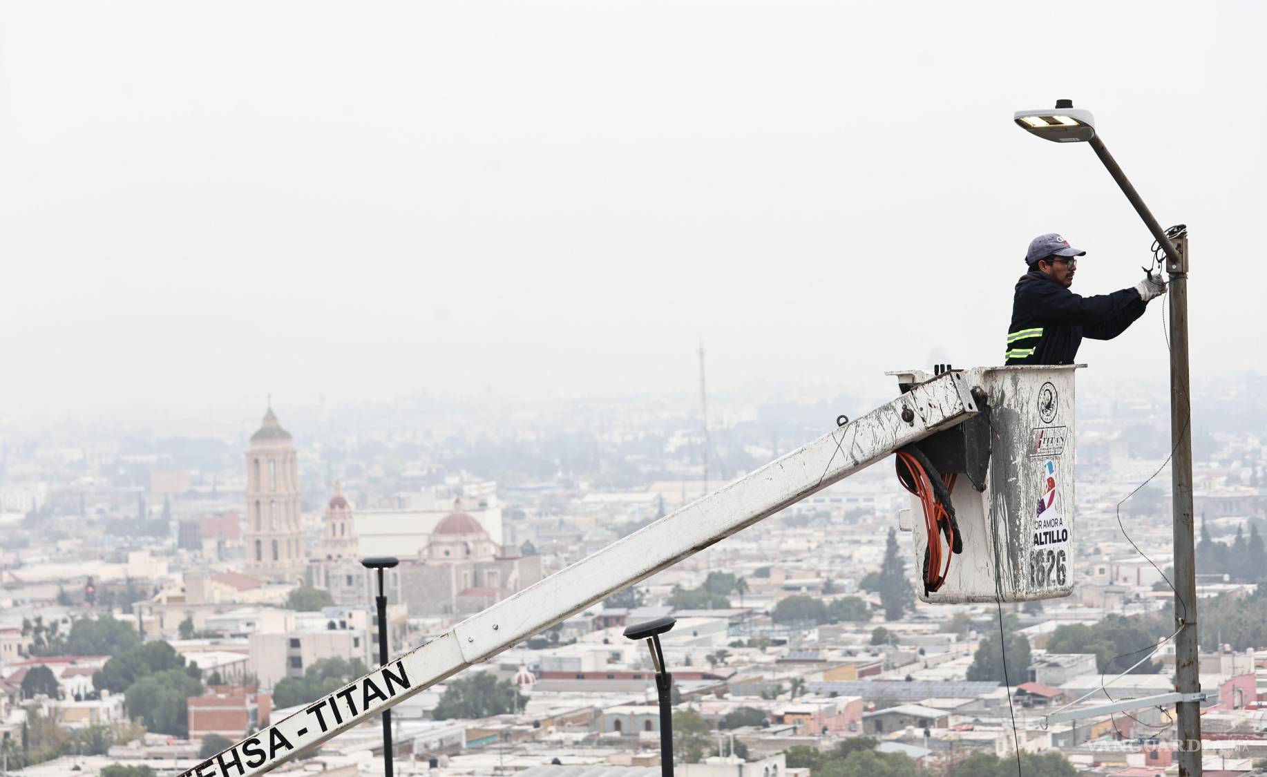 $!Trabajadores realizan reparación de luminarias en el Centro Histórico.