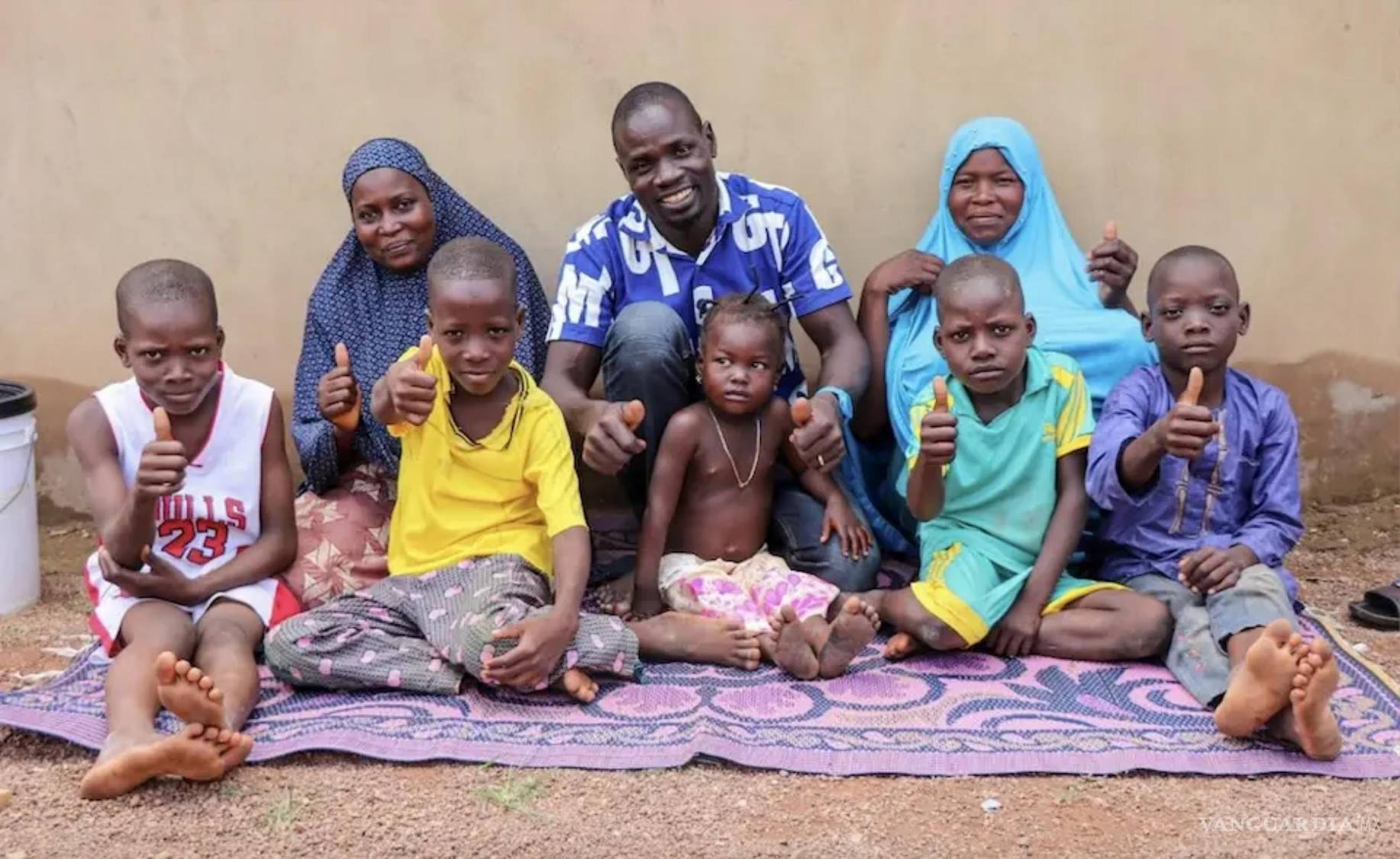 $!Murtala y su familia, refugiados que viven en el norte de Benín, están sentados sobre una estera proporcionada por UNICEF.