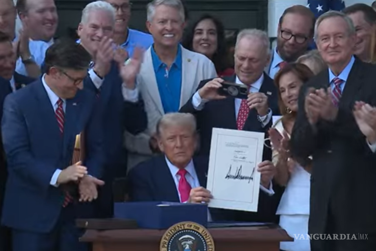 En pleno Día de la Independencia de EU, Donald Trump firma decreto de impuesto a remesas