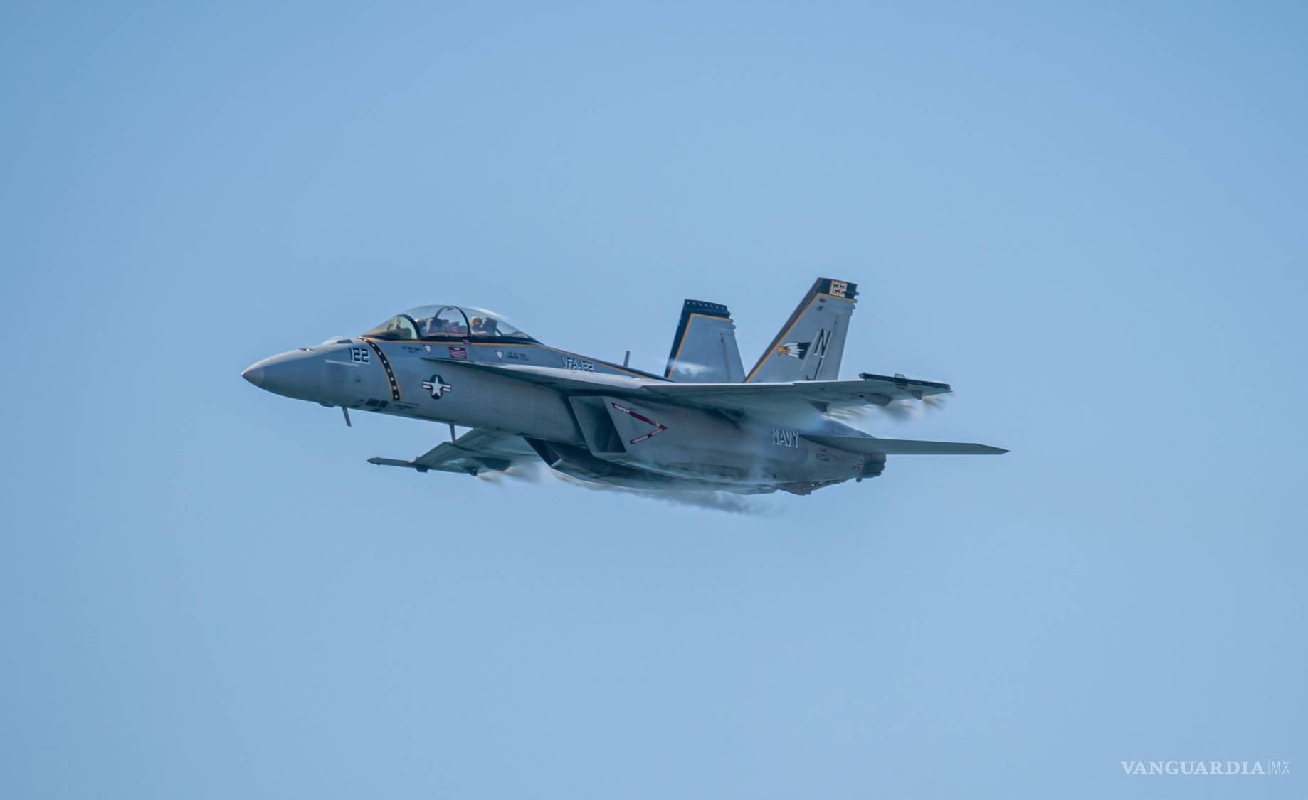 $!Despegue diurno de cazas F-18 desde la cubierta de lanzamiento.