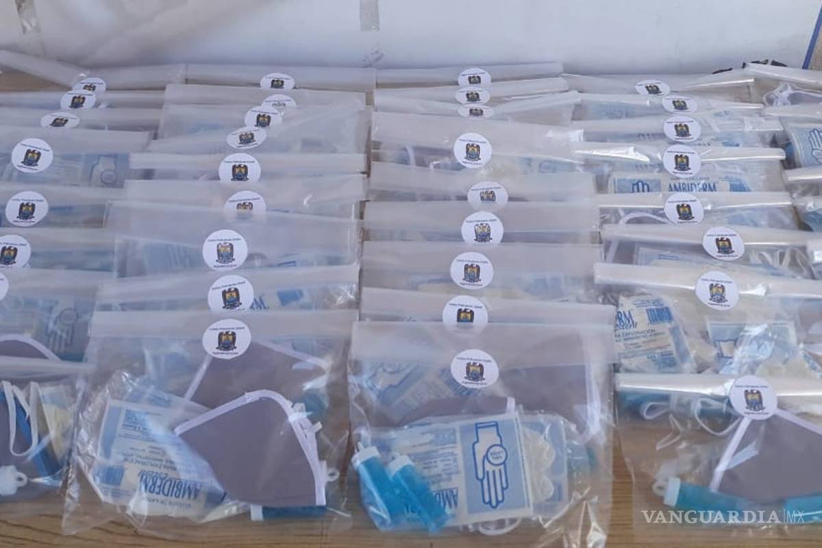 $!Entrega UAdeC despensas, gel antibacterial y cubrebocas a población vulnerable