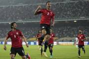 Mohamed Abdelmoneim celebra con sus compañeros de la selección de Egipto tras anotar el gol del triunfo en el encuentro.