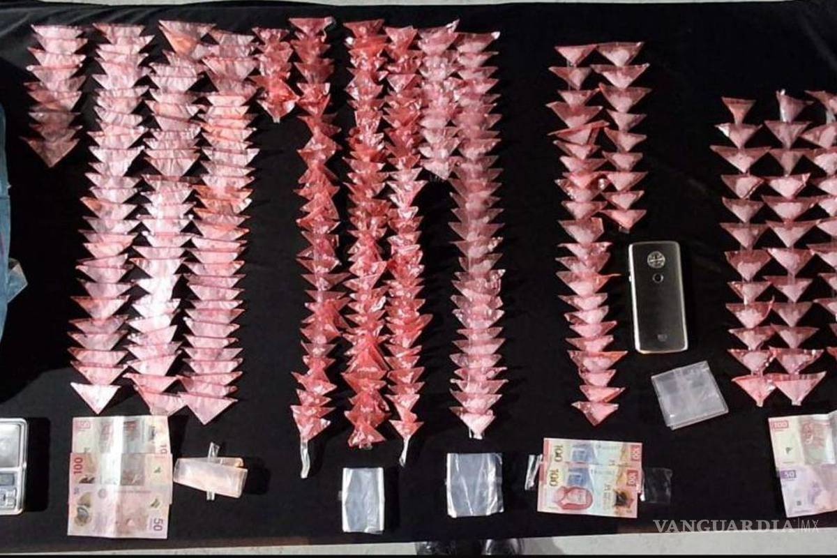 Detienen a tres hombres en compañía de un menor en posesión de drogas en Monterrey