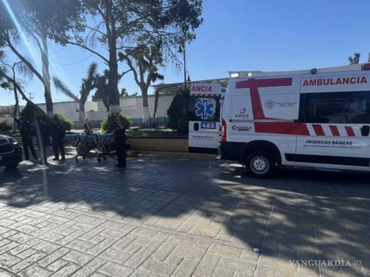 $!Testigos ayudaron a la mujer mientras esperaban la llegada de los paramédicos.