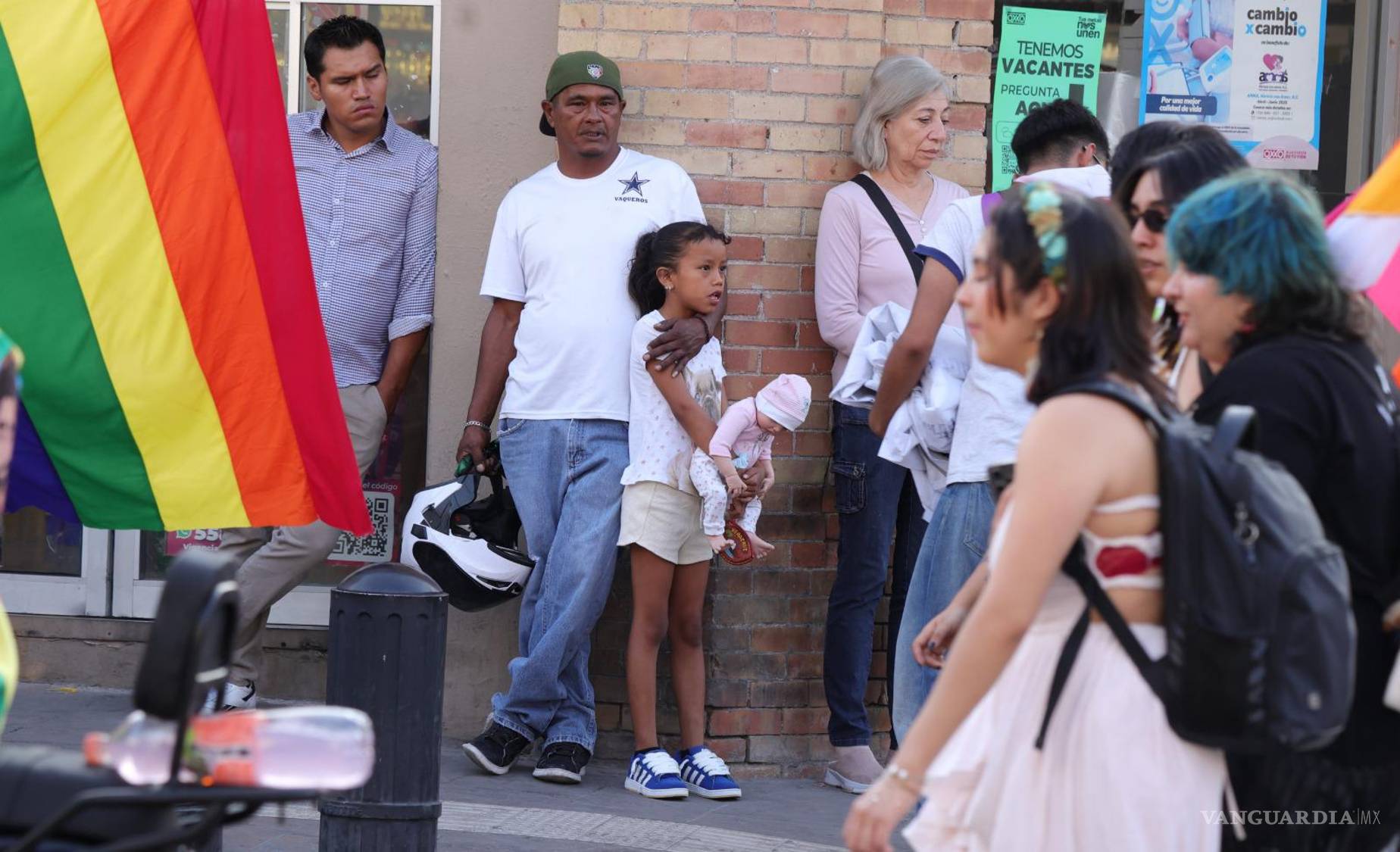 $!Elementos de Tránsito y Vialidad resguardaron el trayecto, que transcurrió de forma pacífica y festiva en el corazón de la ciudad, entre los transeúntes que observaban el paso del contingente.