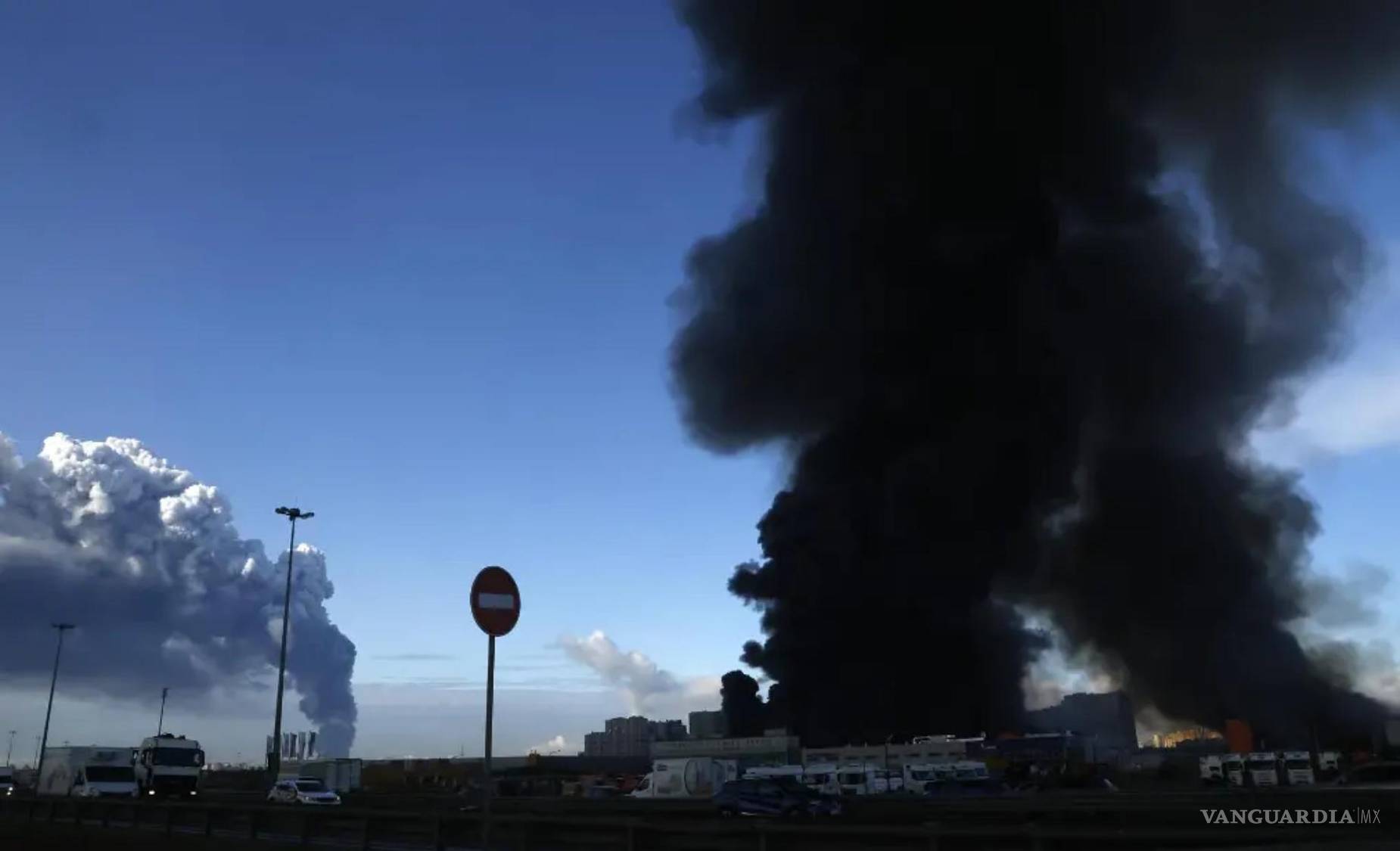 $!El humo se eleva de un incendio en los almacenes en llamas de la tienda rusa de Internet Wildberries en Shushary (i) y Utkina Zavod en San Petersburgo, Rusia.
