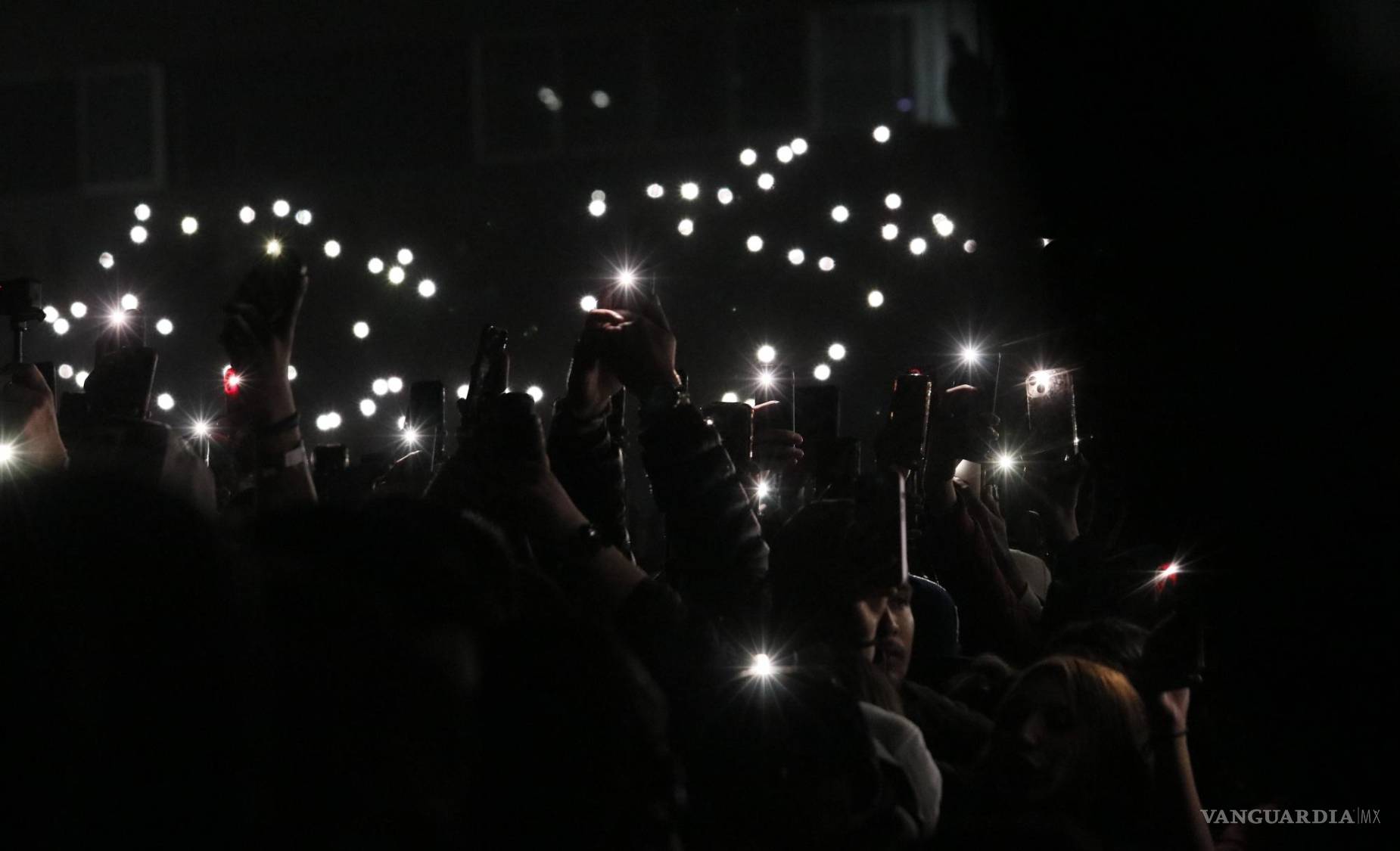 $!Emocionados, los saltillenses corearon con ánimo la lírica, de la cual se esperaba que solo se tocara un fragmento como había ocurrido en otras presentaciones.