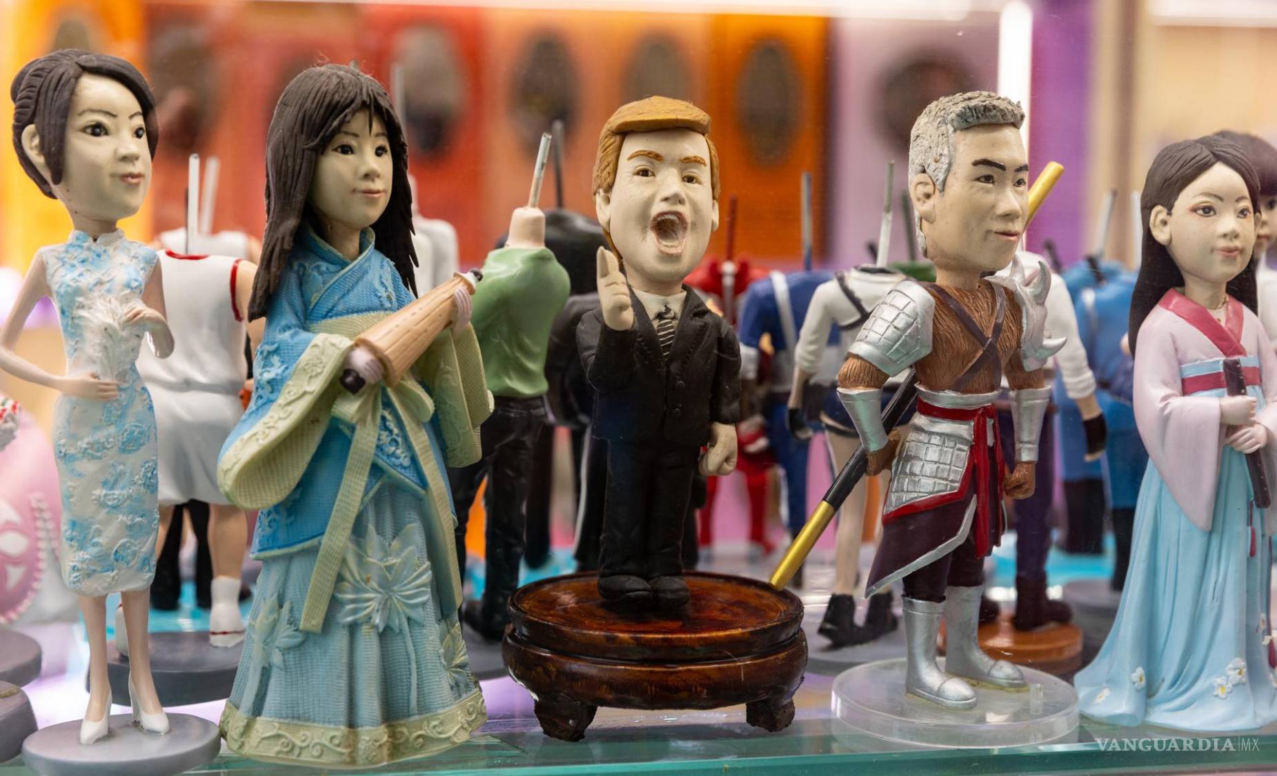 $!Una figura de Donald Trump en una tienda en Pekín. El Ministerio de Asuntos Exteriores de China anunció el presidente estadounidense realizará una visita al país por invitación del presidente chino Xi Jinping.