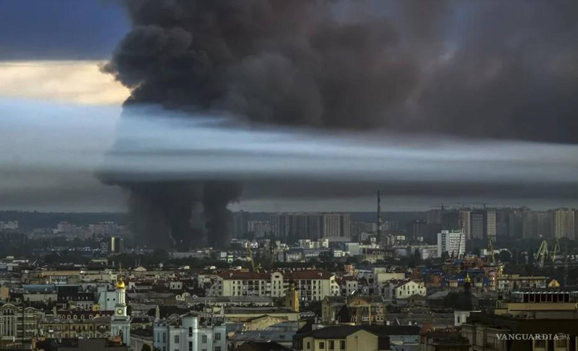 $!El humo se eleva sobre Kiev, Ucrania, tras un masivo ataque combinado ruso en el marco de la invasión rusa.