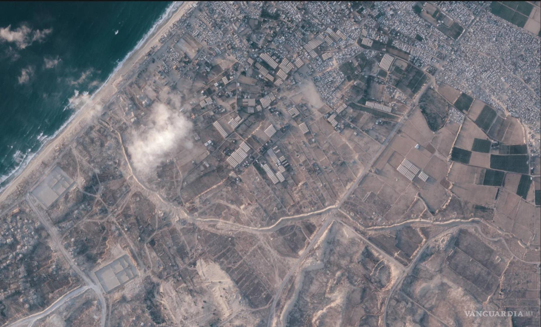 $!Una sección de una barrera de tierra, que atraviesa horizontalmente el centro de la imagen, construida por el ejército israelí en el sur de la Franja de Gaza.