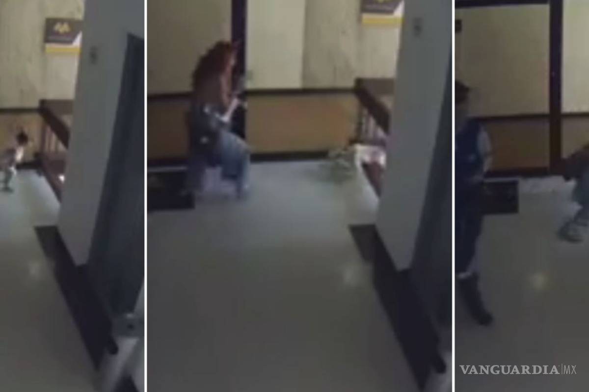 Una mujer salva de milagro a su hijo de caer varios metros por una escalera (VIDEO)