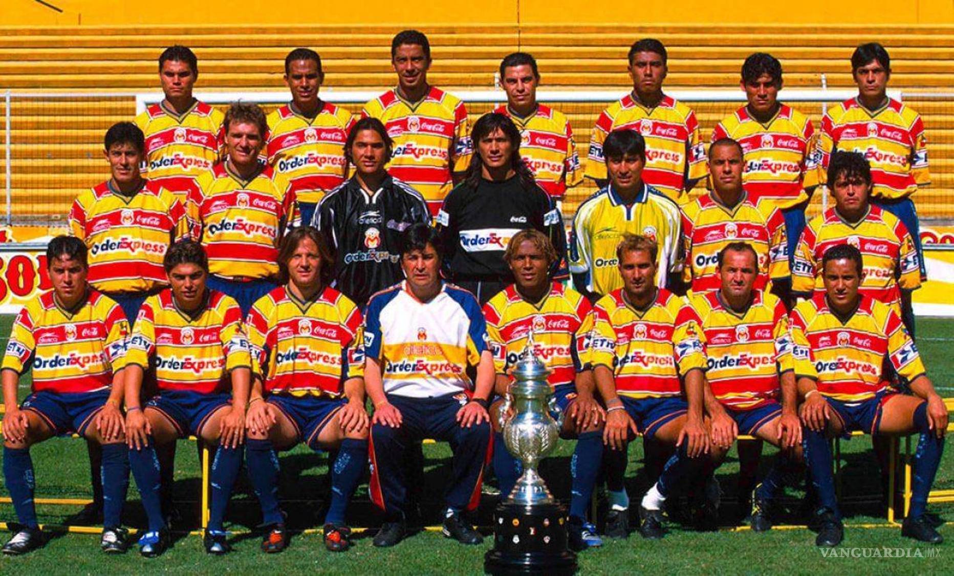 $!Monarcas Morelia celebró su título de Invierno 2000, una era dorada para la afición purépecha.