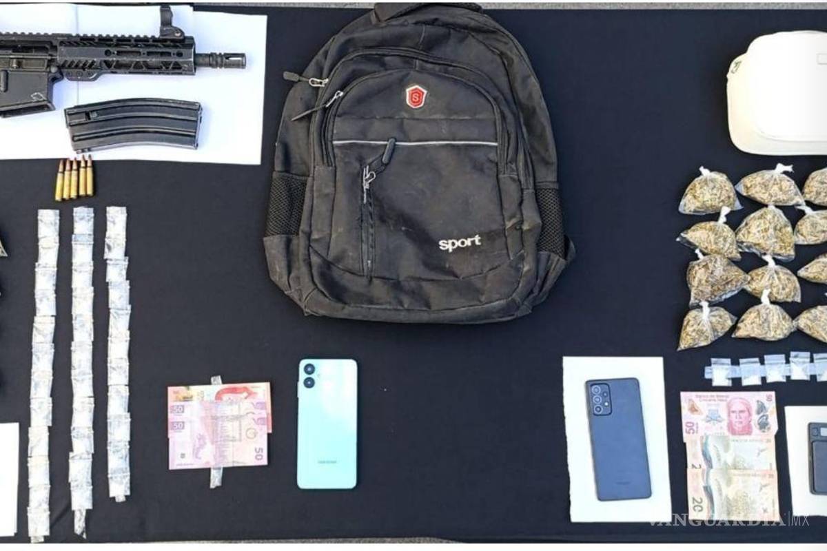 Detienen a 7 personas; 3 de ellos, adolescentes, en posesión de armas y drogas, en Nuevo León