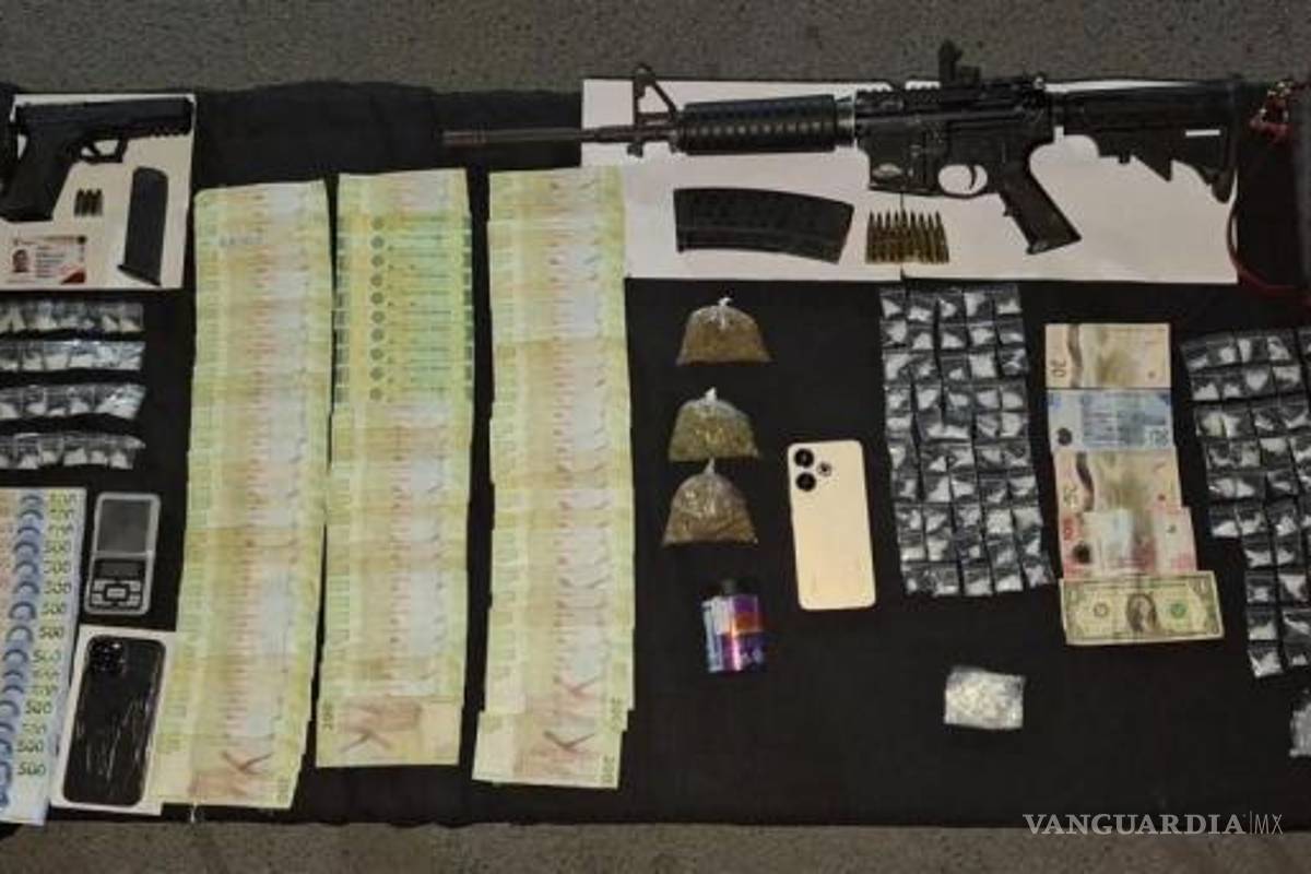 $!Al momento de ser detenidos a los presuntos se les decomisaron armas, así como droga y dinero en efectivo.