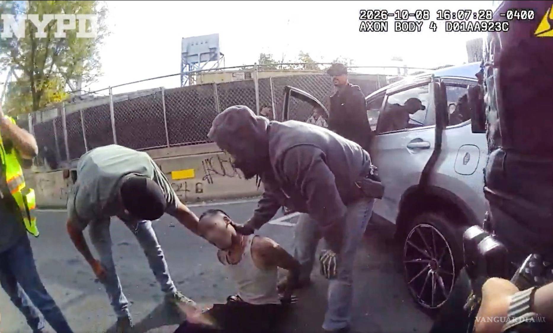 $!Residentes de la zona registraron con sus celulares al hombre herido y sangrando en el suelo.