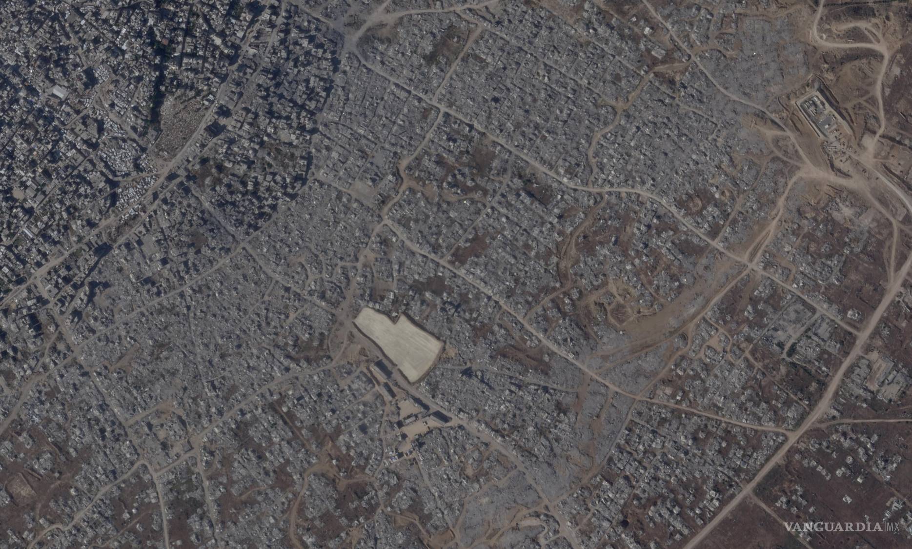 $!Un nuevo puesto militar y un cementerio allanado en el vecindario Shijaiyah de Ciudad de Gaza, demolido en su mayor parte, en la Franja de Gaza.