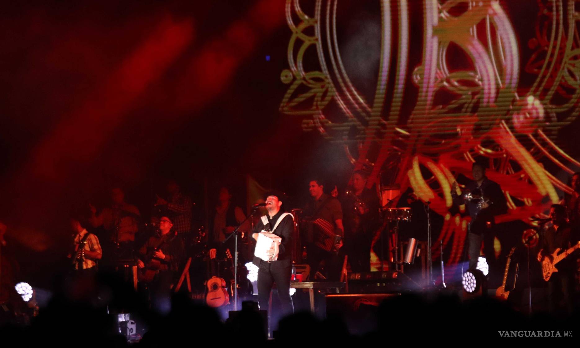 $!El cantante se entregó hasta el último momento.